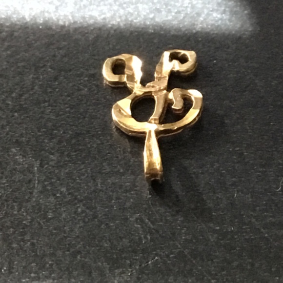 14k solid gold==Letter R==charm=.70 grams =We like offers - Picture 4 of 9